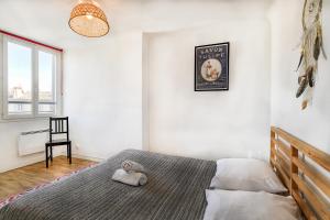 a bedroom with a bed with a stuffed animal on it at NOCNOC - Le Petit-Colbert in Marseille