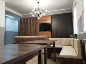 uma sala de jantar e sala de estar com mesa e cadeiras em Station Hostel em Atyrau