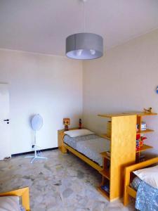 - une chambre avec un lit et un bureau dans l'établissement Ampio alloggio molto confortevole, 7 posti letto, à Spotorno