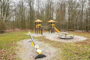 un parque con parque infantil con tobogán en Ferienhaus Marpe 100, en Bad Arolsen