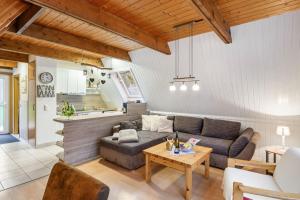 een woonkamer met een bank en een tafel bij Ferienhaus Marpe 100 in Bad Arolsen