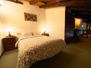 A bed or beds in a room at C5 Bordes d'Arinsal, Duplex Rustico con chimenea, Arinsal, zona vallnord