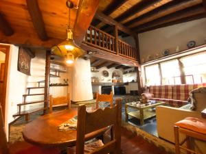A restaurant or other place to eat at C5 Bordes d'Arinsal, Duplex Rustico con chimenea, Arinsal, zona vallnord