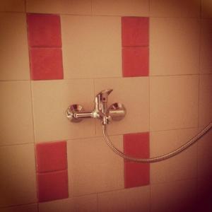 cabina de ducha con azulejos rojos y blancos en Hotel Ika Mirador Suesca, en Suesca