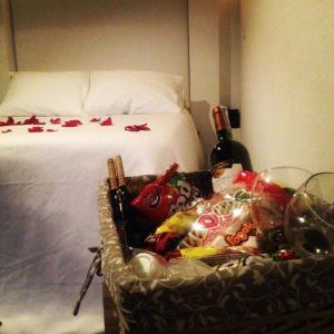 a basket full of christmas decorations next to a bed at Hotel Ika Mirador Suesca in Suesca