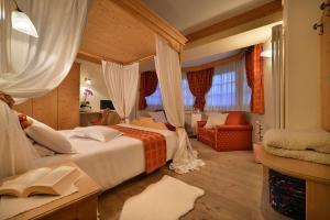 Postel nebo postele na pokoji v ubytování Hotel Cristallo