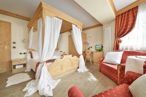 Postel nebo postele na pokoji v ubytování Hotel Cristallo