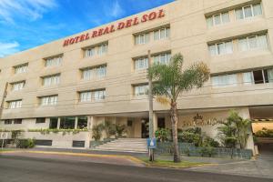 un edificio con una palma di fronte di Real Del Sol - Zona Expo e Industrial a Guadalajara