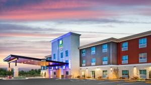 un rendering di un hotel con un edificio di Holiday Inn Express & Suites Junction by IHG a Junction City