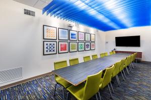 The business area and/or conference room at Holiday Inn Express & Suites Junction, an IHG Hotel