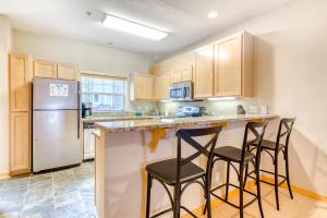 Dapur atau dapur kecil di Collins Lake Chalet #24