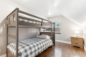 Riley Creek Retreat في Laclede: غرفة نوم مع سرير بطابقين ومكتب