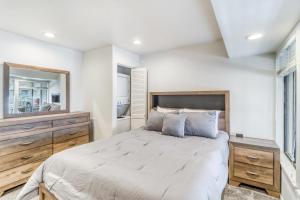 une chambre avec un grand lit et un miroir dans l'établissement Woodside Condo #3, à Park City