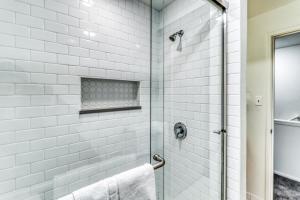 une salle de bain avec douche carrelée de blanc dans l'établissement Woodside Condo #3, à Park City 21 autres photos