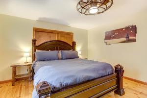 Un dormitorio con una cama grande y una lámpara de araña. en Mountain Oak Manor en Ellijay