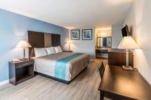 Postel nebo postele na pokoji v ubytování Econo Lodge