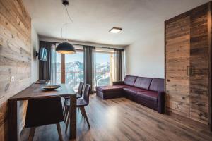 A seating area at Sartu Apartments