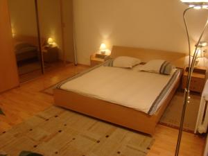 une chambre avec un lit et une pièce avec un miroir dans l'établissement Alex Apartments on Puskinskaya-Chikalenko new name, à Kiev