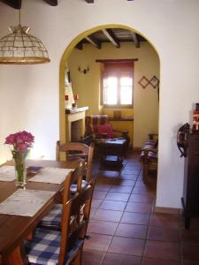 comedor con mesa y sillas y cocina en Casa Isabel by CasaTuristica, en Parauta