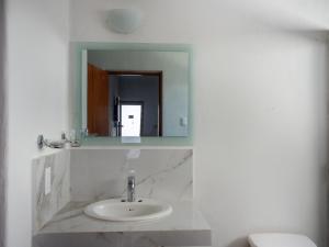 Kamar mandi di José y Glendy Hotel