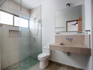 Kamar mandi di José y Glendy Hotel