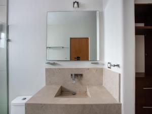 Kamar mandi di José y Glendy Hotel