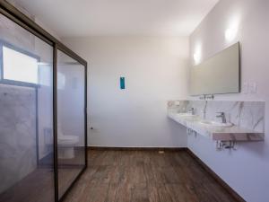 Kamar mandi di José y Glendy Hotel