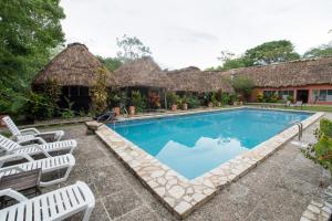 Hotel Tikal Inn内部或周边的泳池
