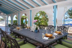 Ресторант или друго място за хранене в Edgewater Beach Villa - Beach Front, Close to All Attractions