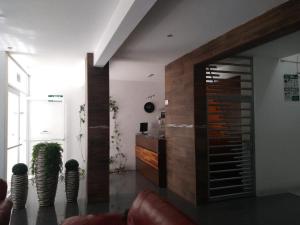 uma sala de estar com uma grande parede de madeira em Hotel Real Villa em Villa Corona