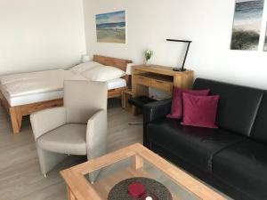 a living room with a couch and a bed at Steiner Strandappartements Appartement 304 Seeseite in Stein