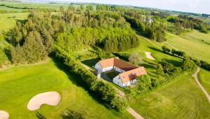 una vista aérea de una casa en un campo de golf en Hjarbæk Fjord Golfcenter, en Skals