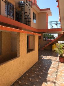 - un bâtiment avec 2 balcons et une terrasse dans l'établissement Hotel San Martín, à Tampico