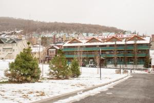 un gran edificio con un cartel en la nieve en Chateau Apres Lodge, en Park City