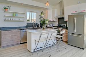 Una cocina o zona de cocina en The Vue B&B