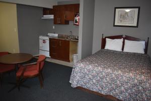 Kuchyň nebo kuchyňský kout v ubytování Hope Inn and Suites