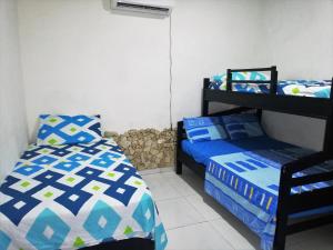 1 dormitorio con 2 camas en una habitación en Apartamento Marbella #2-14, en Cartagena de Indias