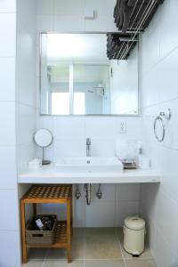 un baño con lavabo y espejo en Roconia Terrace, en Motobu 68 fotos más