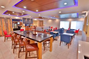 a dining room with a table and chairs at Holiday Inn Express Hotel & Suites Dickson, an IHG Hotel in Dickson