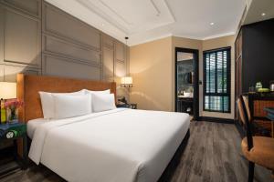 Postel nebo postele na pokoji v ubytování Solaria Hanoi Hotel