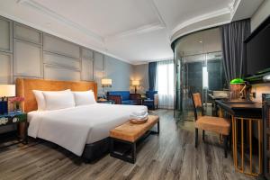 Postel nebo postele na pokoji v ubytování Solaria Hanoi Hotel