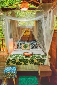 1 dormitorio con 1 cama con dosel en CASA DA ARVORE, sonho na Amazônia, 2min a pé da praia en Alter do Chao