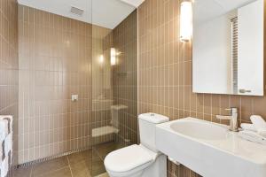 La salle de bains est pourvue de toilettes blanches et d'un lavabo. dans l'établissement DREW Golfers Delight close to St Andrews Beach, à Fingal