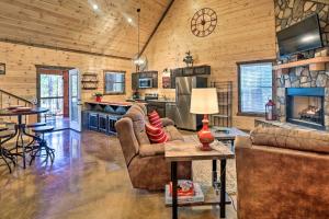 Χώρος καθιστικού στο The Breeze - Broken Bow Cabin with Hot Tub and Deck!