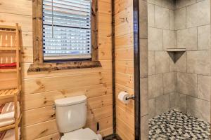 Ένα μπάνιο στο The Breeze - Broken Bow Cabin with Hot Tub and Deck! +16 φωτογραφίες