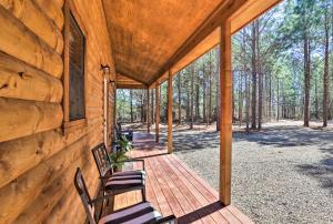 Φωτογραφία από το άλμπουμ του The Breeze - Broken Bow Cabin with Hot Tub and Deck! σε Broken Bow