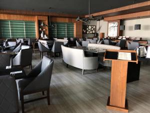 une salle à manger avec des tables et des chaises dans l'établissement Hotel Real de Minas Bajio, à León