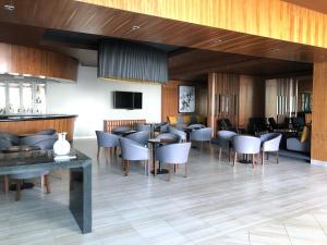 a restaurant with tables and chairs in a room at Hotel Real de Minas Bajio in León