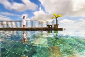Bazén v ubytování Hôtel Diana Dea Lodge & SPA nebo v jeho okolí