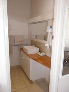 La salle de bains est pourvue d'un lavabo et d'un miroir. dans l'établissement Lake Bolac Motel, à Lake Bolac